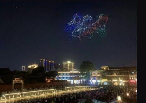 漳州 600 架无人机组成福建舰图案
